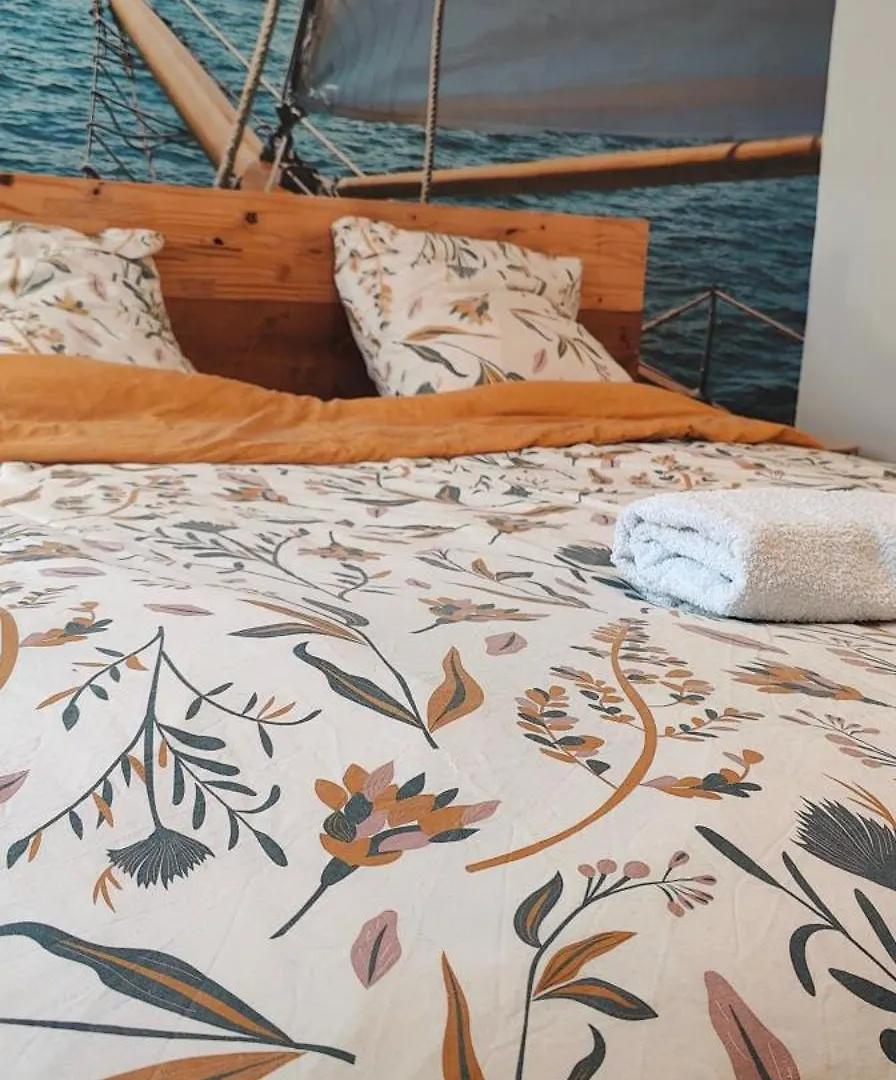 A Cozy Bedroom In An Apartment Вийёрбан 0*,
