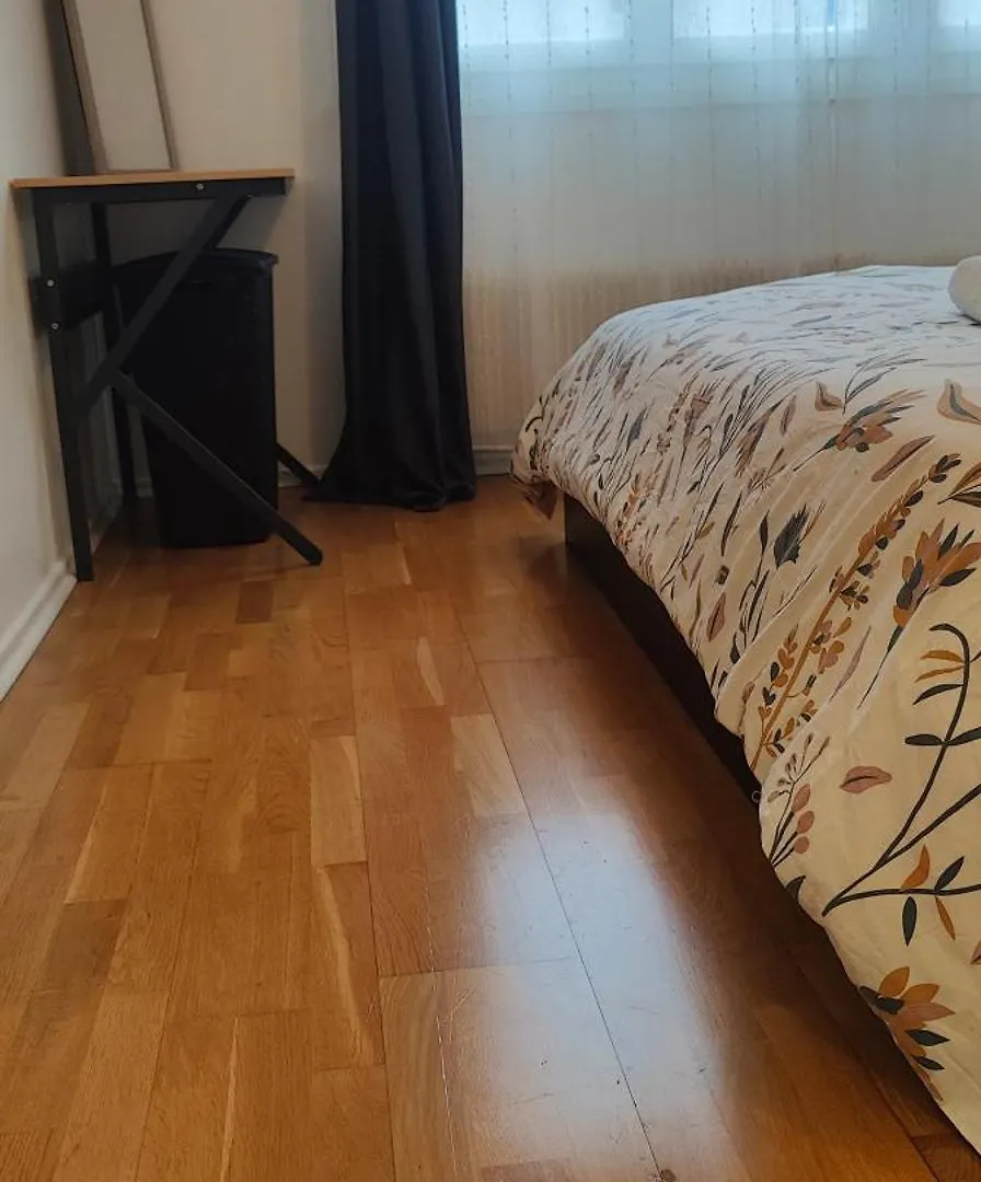 A Cozy Bedroom In An Apartment Вийёрбан