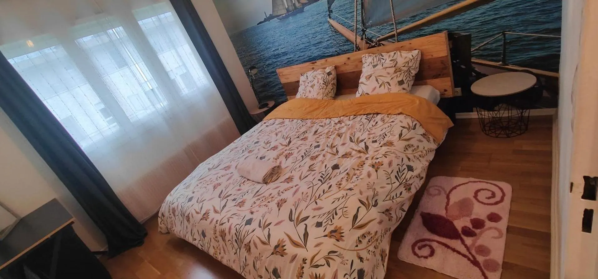 A Cozy Bedroom In An Apartment Вийёрбан