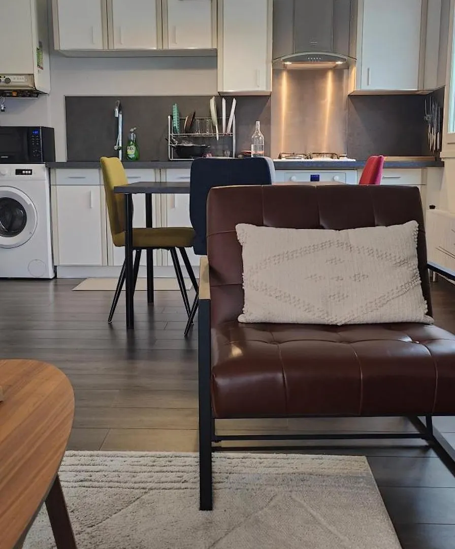 A Cozy Bedroom In An Apartment Вийёрбан