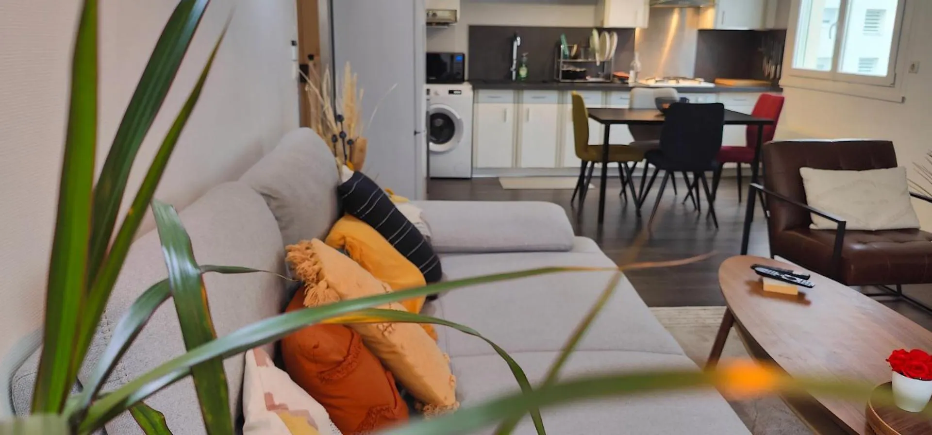 A Cozy Bedroom In An Apartment Вийёрбан