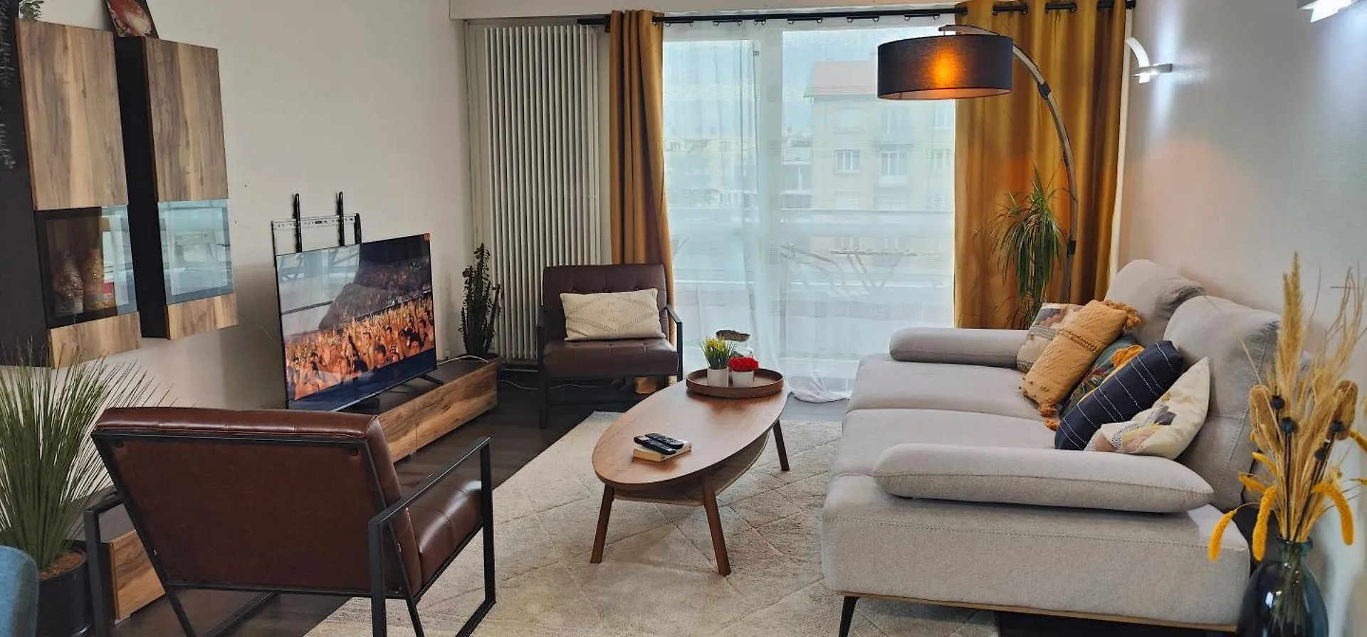 A Cozy Bedroom In An Apartment Вийёрбан